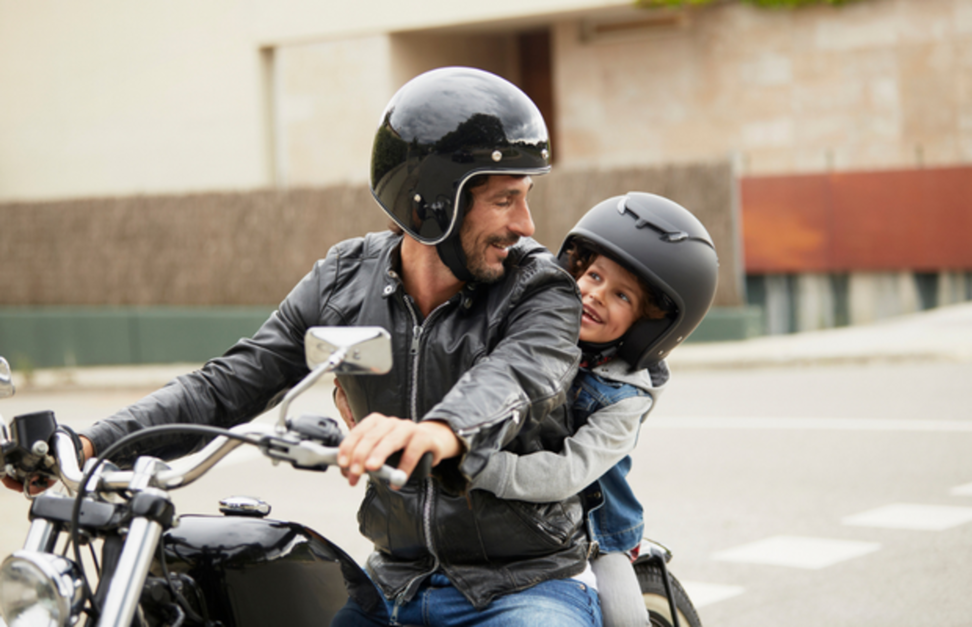 Tam kask takmayı istemeyenlerin güvenliğini garanti altına alacak yarım kask modelleri