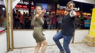TikTok fenomeni Çılgın Dondurmacı'nın turist kadınla dans videosu 2 milyondan fazla izlendi! 