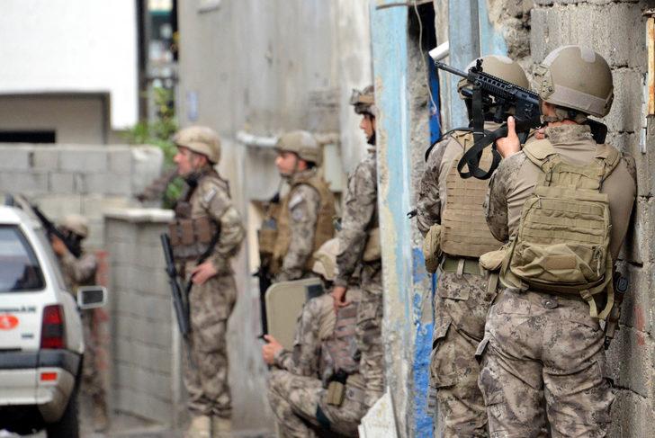 Kahramanmaraş'ta hareketli gün! Kaçtılar ama yakalanmaktan kurtulamadılar... Mahalleli biri kadın iki kişiyi linç etmek için sıraya girdi G3