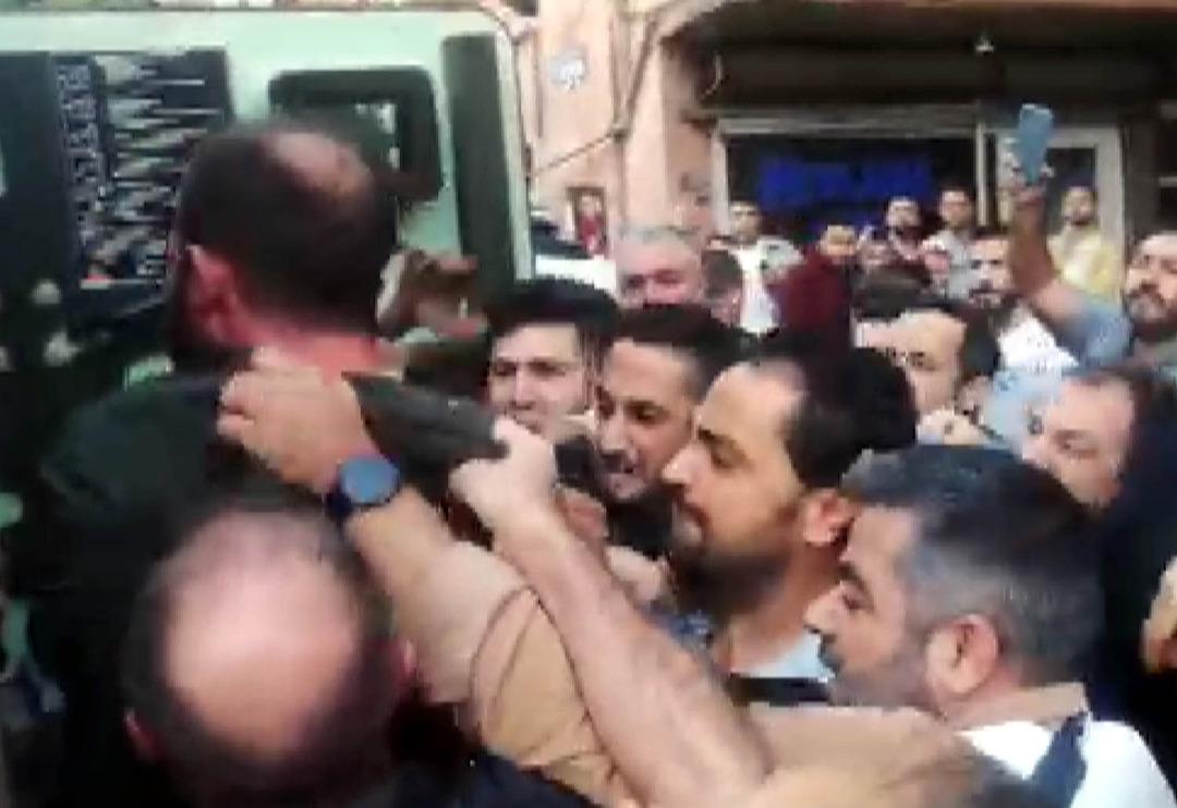 Kahramanmaraş'ta hareketli g&uuml;n! Ka&ccedil;tılar ama yakalanmaktan kurtulamadılar... Mahalleli biri kadın iki kişiyi lin&ccedil; etmek i&ccedil;in sıraya girdi