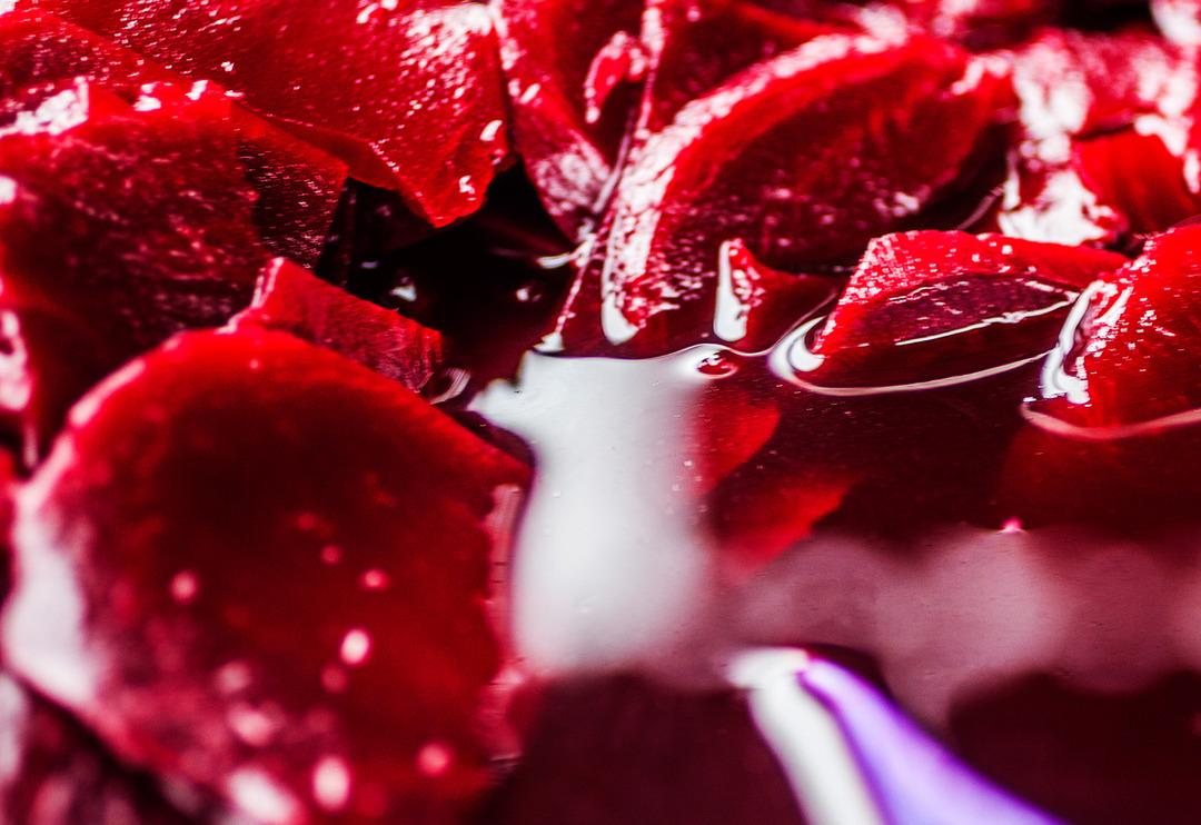 Bir kaşığı tansiyonu d&uuml;ş&uuml;r&uuml;r, kanserden korur, bağışıklık sistemini &ccedil;elik gibi g&uuml;&ccedil;lendirir! Kırmızı pancar t&uuml;ketmenin faydaları