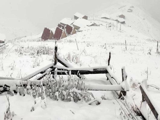 Meteoroloji 'kar' uyarısı yapmıştı... Bir anda etkili oldu! Her yer beyaza büründü