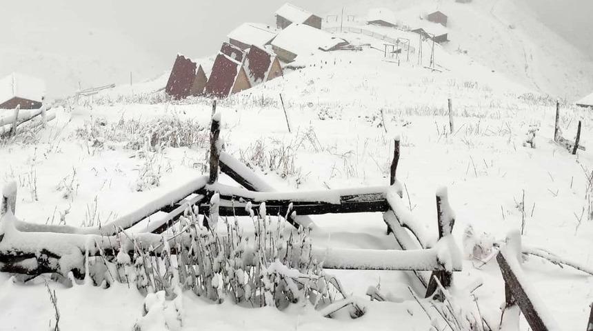 Meteoroloji 'kar' uyarısı yapmıştı... Bir anda etkili oldu! Her yer beyaza büründü