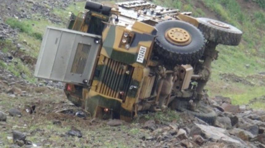 Hakkari'de askeri ara&ccedil; devrildi! Yaralılar var
