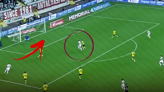 SON DAKİKA: Antalyaspor - İstanbulspor maçında inanılmaz pozisyon! Spiker bile şaşkına döndü... İşte o anlar