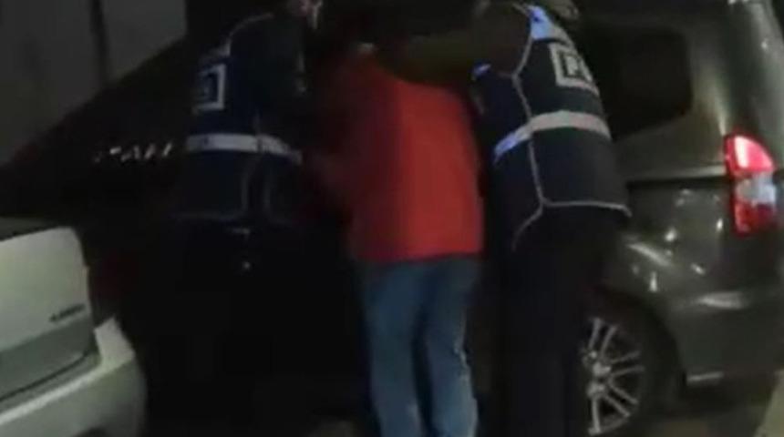 Misafir olarak evinde kaldığı arkadaşının kimliğini çaldı! Bankada yakayı ele verdi: Tam 280 bin lira...