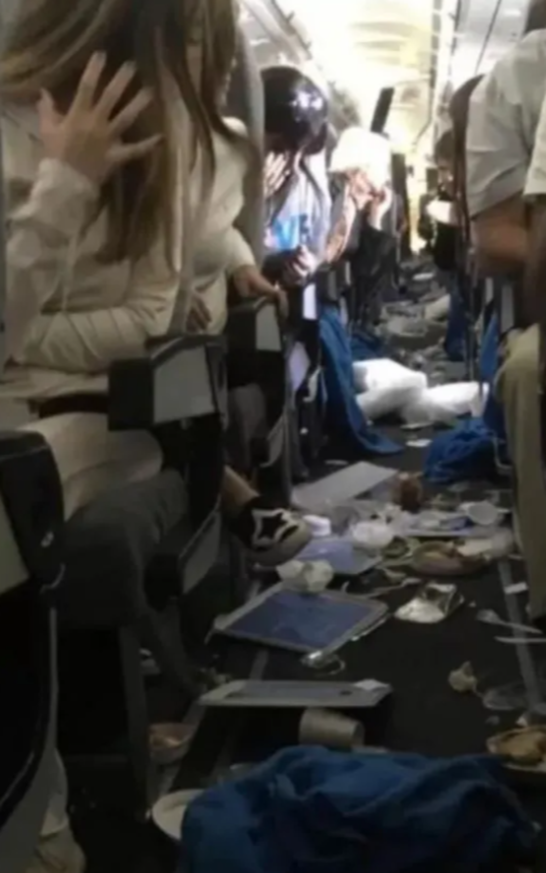 Мужик чинит самолет скотчем. Разгерметизация самолета. Зона турбулентности. Сильная тряска в самолете. Салон самолета с пассажирами.