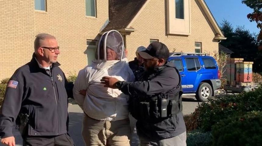 Bu nasıl protesto! Polisler evi tahliye etmek isteyince arılarını üzerlerine saldı