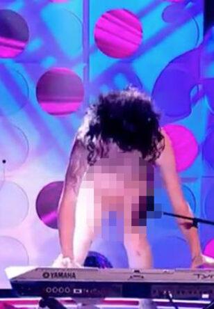 Canlı yayında bir anda soyundu! Cinsel organıyla org &ccedil;aldı