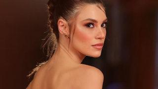 Arka Sokaklar'ın Zeliş'i Yüsra Geyik göğüs dekolteli pozunu paylaştı! Kırmızılar içinde...