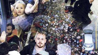 'Pes' dedirten görüntüler... Alışveriş çılgınlığı izdihama dönüştü! Birbirlerini ezdiler