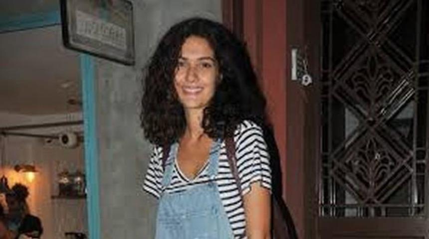 Berg&uuml;zar Korel Yeni İmajı İle G&uuml;ndeme Geldi G&ouml;renler Tanıyamadı!