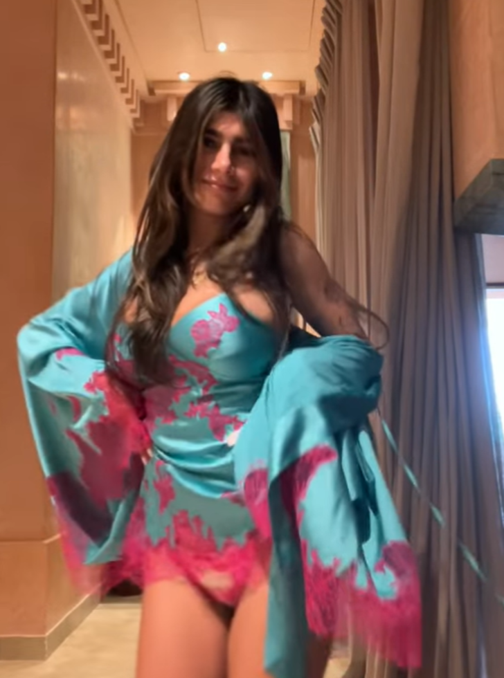 Eski yetişkin film yıldızı Mia Khalifa, seksi dansıyla büyüledi! Geceliğiyle twerk yaptığı anlar sosyal medyada gündem oldu G4