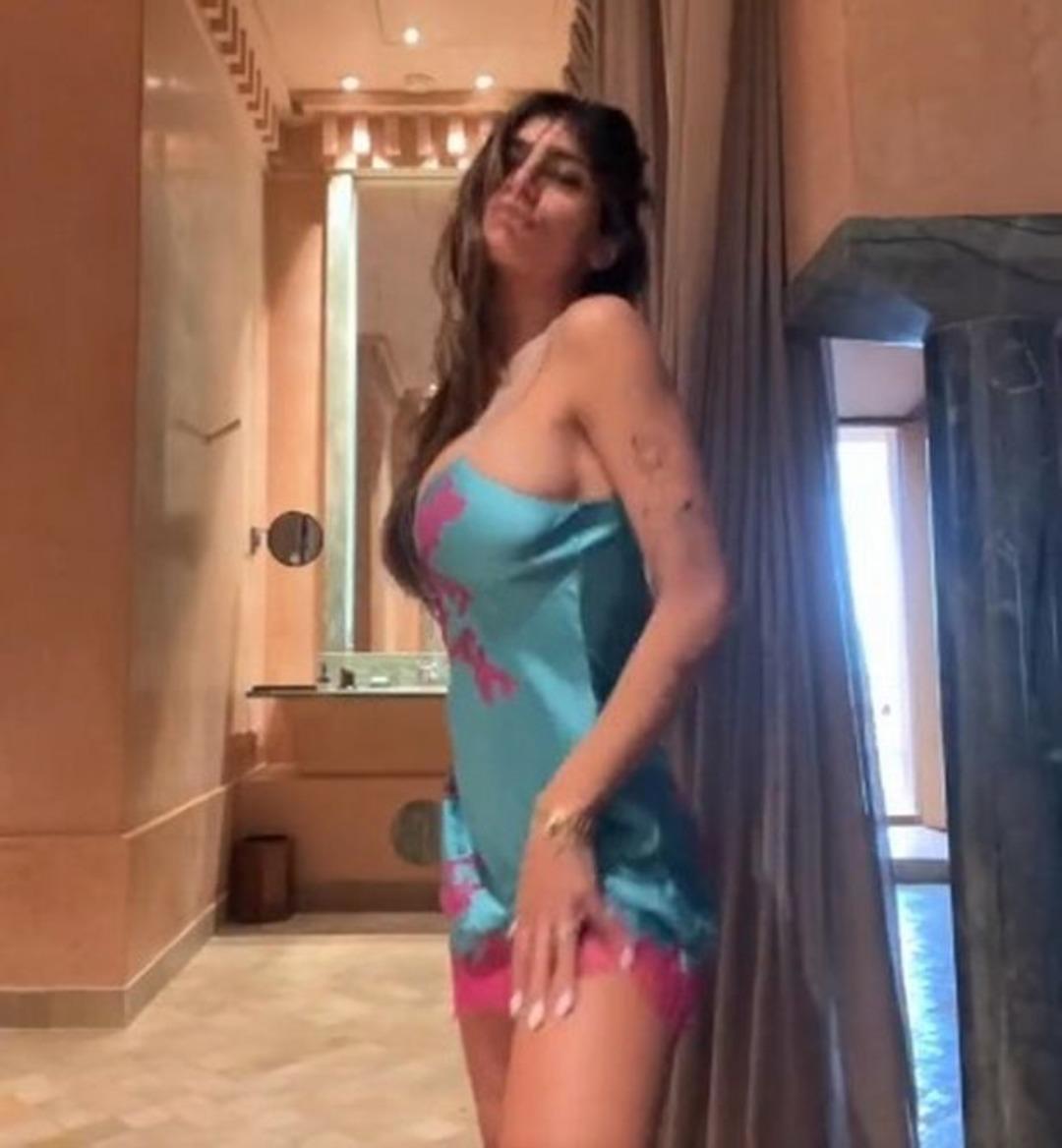 Eski yetişkin film yıldızı Mia Khalifa, seksi dansıyla b&uuml;y&uuml;ledi! Geceliğiyle twerk yaptığı anlar sosyal medyada g&uuml;ndem oldu
