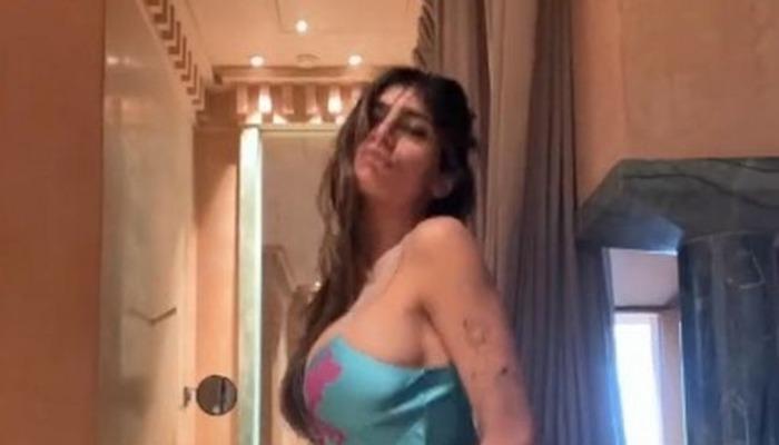 Eski yetişkin film yıldızı Mia Khalifa, seksi dansıyla büyüledi! Geceliğiyle twerk yaptığı anlar sosyal medyada gündem oldu