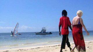 Seks turizmi kriz yarattı!  Yaşlı kadınlar akın akın onlar için geliyor