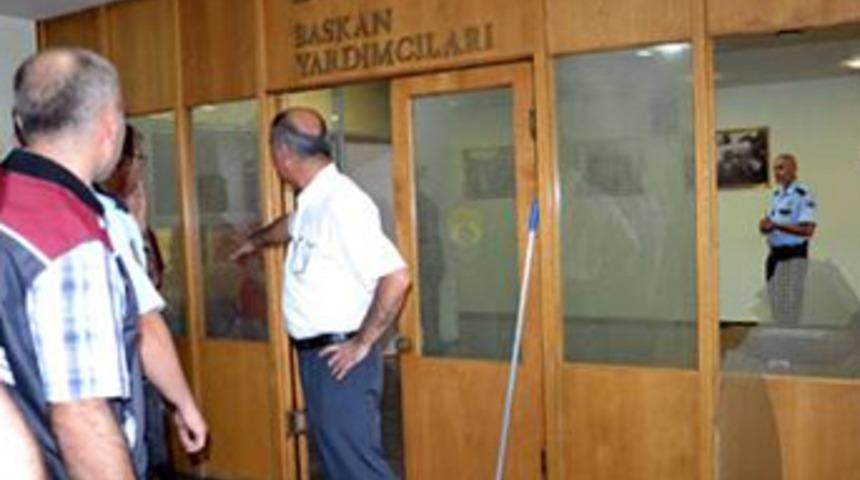 Belediye başkanına makamında saldırı