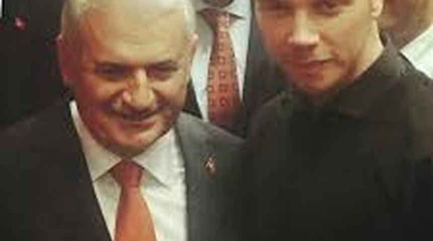 Sinan Akçıl Başbakan Binali Yıldırım İle Selfie Çekip Paylaştı Sosyal Medya Yıkıldı!