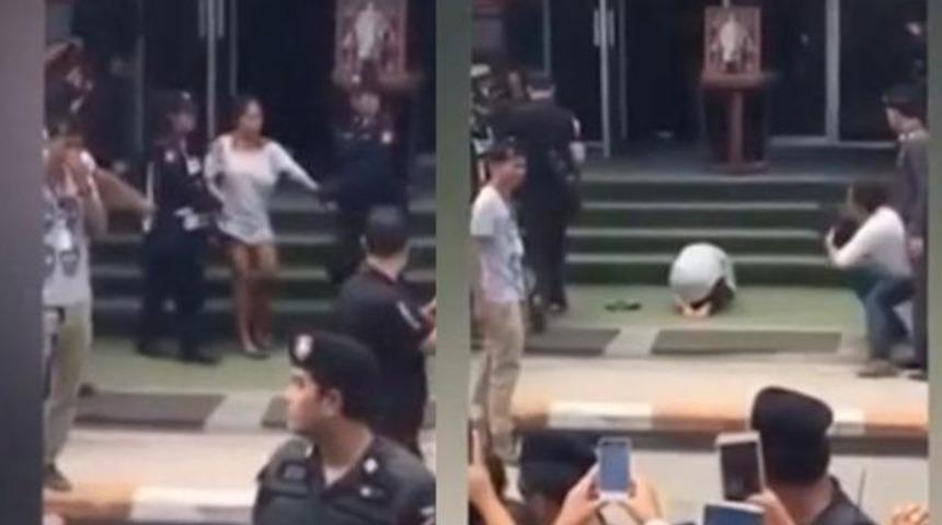 Krala Hakaret Eden Kadın Polis Zoruyla Kralın Fotoğrafı Önünde Diz Çökertildi Sosyal Medya Yıkıldı!