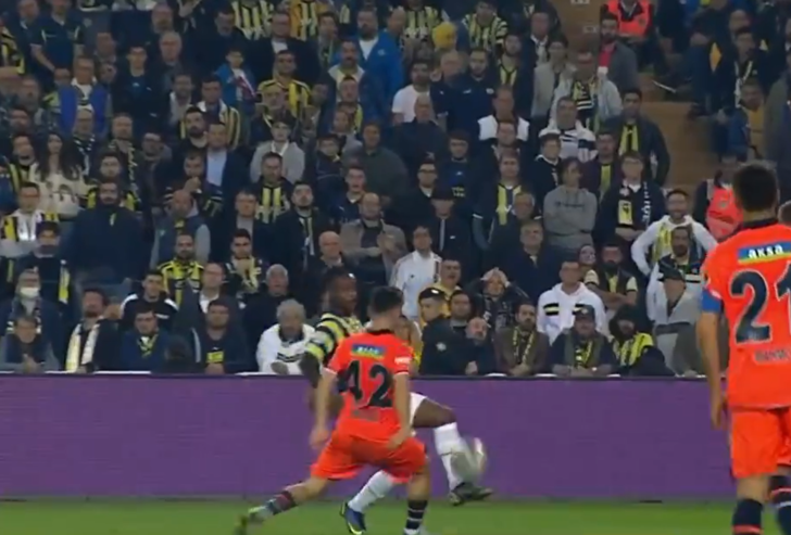 Son dakika: Fenerbahçe taraftarı isyanda! Başakşehir maçındaki pozisyon için penaltı itirazı... G3