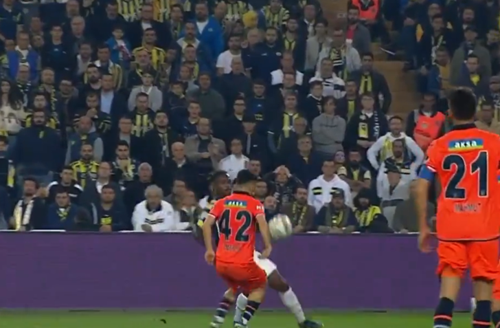 Son dakika: Fenerbahçe taraftarı isyanda! Başakşehir maçındaki pozisyon için penaltı itirazı... G4