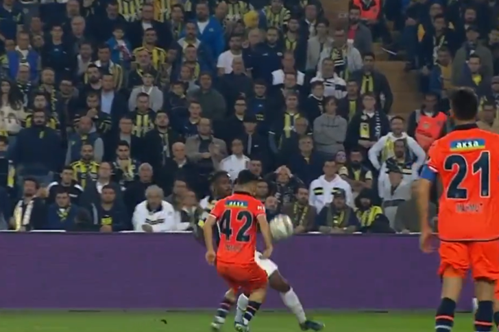 Son dakika: Fenerbahçe taraftarı isyanda! Başakşehir maçındaki pozisyon için penaltı itirazı... G5