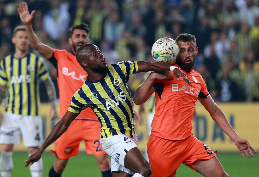 Son dakika: Nefes kesen ma&ccedil;ta Fenerbah&ccedil;e, Başakşehir'i devirdi ve liderlik koltuğuna oturdu! Diego Rossi 3 puanı getirdi...