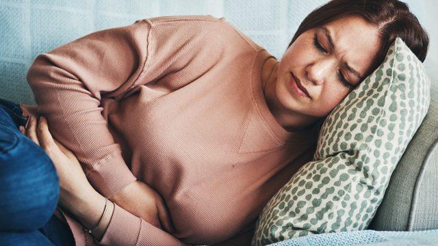 Dayanılmaz regl ağrılarından kurtulmanın yolu basit! Regl ağrısına iyi gelen yiyecekler