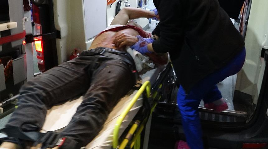 Bıçaklı saldırıda yaralandı! Akaryakıt istasyonunun marketine sığınıp kurtuldu