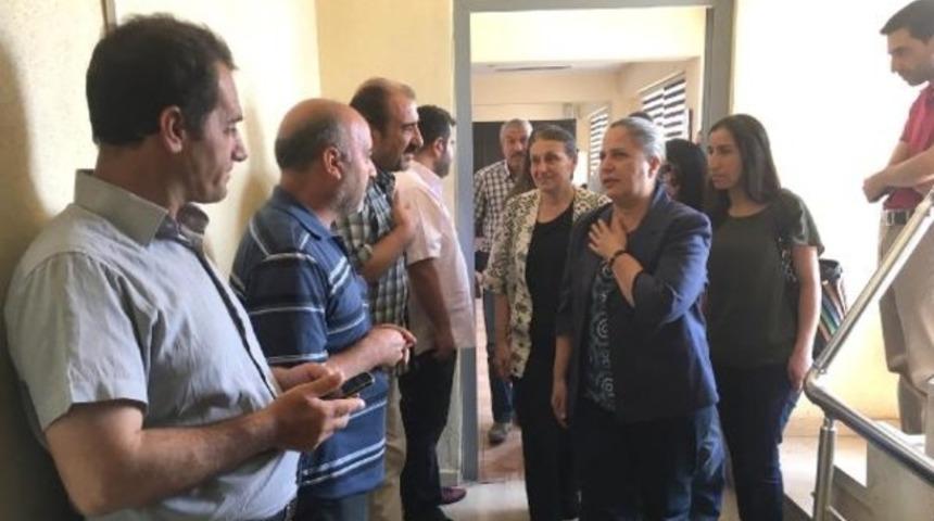 Kışanak'tan, bombalı saldırıda ölen anne-kızın yakınlarına taziye ziyareti