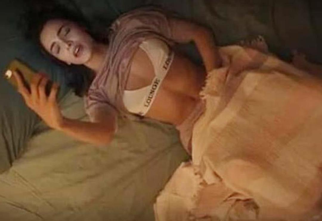 D&uuml;nyayla Benim Aramda dizisindeki sahnesiyle g&uuml;ndemdeydi! Hafsanur Sancaktutan'a yorum yağdı: O bacak ne? Ayar ka&ccedil;mış