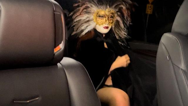 Doja Cat sütyensiz pelerin giydi! Arabaya binerken göğüsleri açıldı