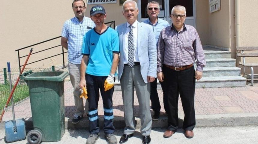 13 yıldır mahalleyi temizleyen görevliye büyük jest