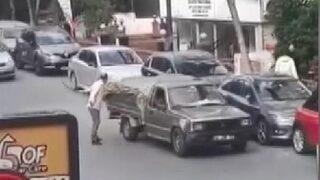 Bakırköy'de avukat, satır ve kılıç ile dehşet saçtı! Korku dolu anlar kamerada