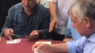 Zeydan Karalar kahvede vatandaşlarla batak oynadı: Başkanım bol şans