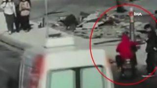 Trafik ışıklarında beklerken hayatının şokunu yaşadı! O anlar kamerada