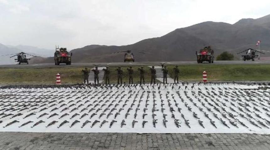 MSB bu fotoğrafla duyurdu! Pençe-Kilit Operasyonu'nda 1043 silah ele geçirildi