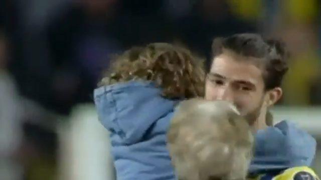 'Jorge Jesus'u görünce dizlerinin bağı çözüldü, çocuğunu bıraktı!' Fenerbahçeli Gustavo Henrique'nin Portekizli çalıştırıcıya saygısı taraftarların beğenisini topladı...