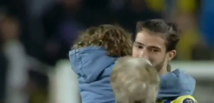 'Jorge Jesus'u görünce dizlerinin bağı çözüldü, çocuğunu bıraktı!' Fenerbahçeli Gustavo Henrique'nin Portekizli çalıştırıcıya saygısı taraftarların beğenisini topladı... G1