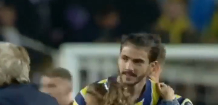 'Jorge Jesus'u görünce dizlerinin bağı çözüldü, çocuğunu bıraktı!' Fenerbahçeli Gustavo Henrique'nin Portekizli çalıştırıcıya saygısı taraftarların beğenisini topladı... G2