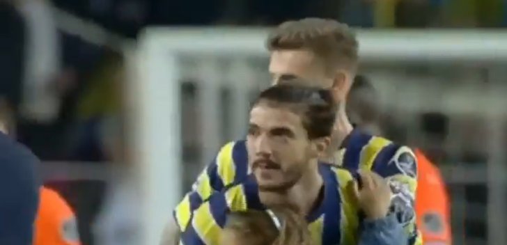 'Jorge Jesus'u görünce dizlerinin bağı çözüldü, çocuğunu bıraktı!' Fenerbahçeli Gustavo Henrique'nin Portekizli çalıştırıcıya saygısı taraftarların beğenisini topladı... G3