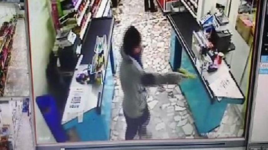 Yarım saat arayla iki ayrı marketi soydu