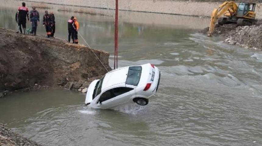 Yeşilırmak'a uçan otomobilin sürücüsü kayıp