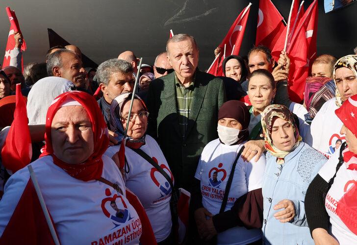 Cumhurbaşkanı Erdoğan, evlat nöbetindeki Diyarbakır anneleriyle bir araya geldi