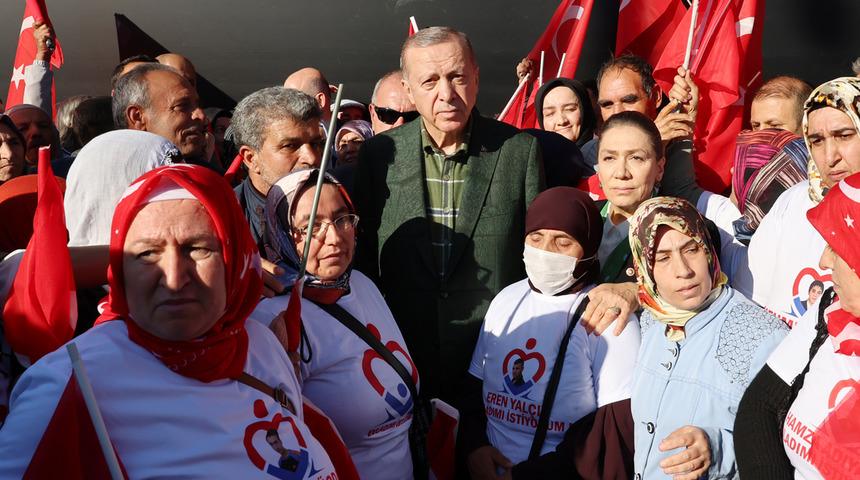 Cumhurbaşkanı Erdoğan, evlat nöbetindeki Diyarbakır anneleriyle bir araya geldi
