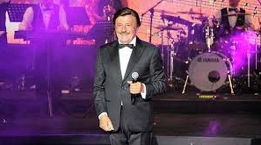 Salami Şahin Sahnede G&ouml;zyaşlarına Boğuldu!H&uuml;ng&uuml;r H&uuml;ng&uuml;r Ağladı