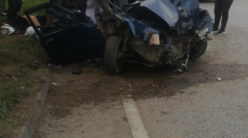Ağaca &ccedil;arpan otomobilin s&uuml;r&uuml;c&uuml;s&uuml; &ouml;ld&uuml;, 2 aylık eşi ile arkadaşı yaralı