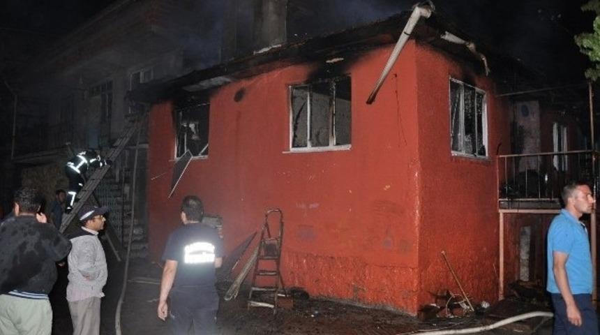 Anne ve kız kardeşinin kaldığı evi ateşe verdi: 2 &ouml;l&uuml; 1 ağır yaralı