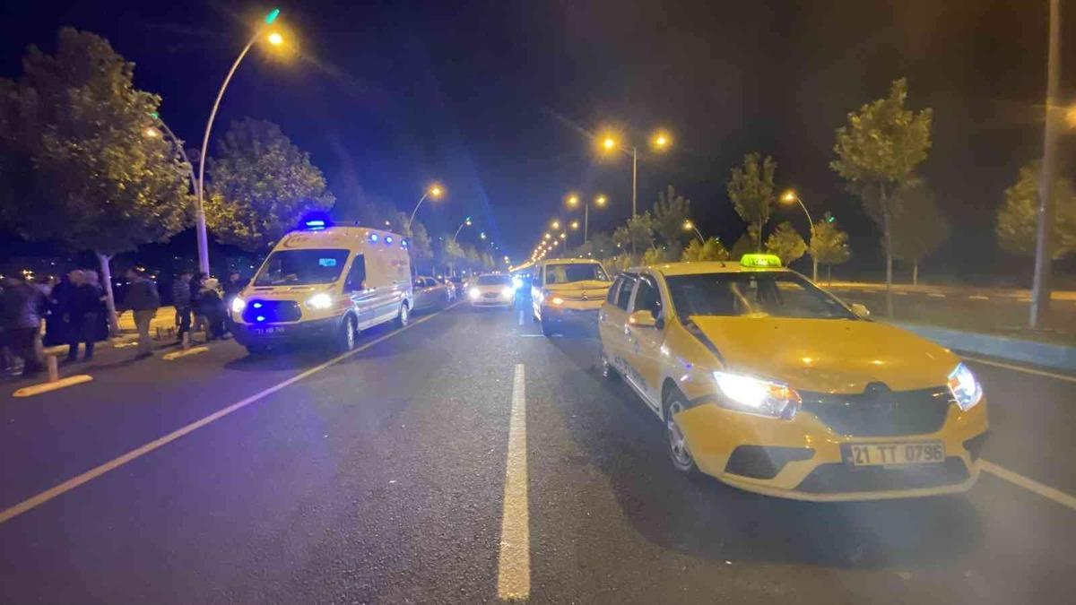 Diyarbakır&rsquo;da 3 aracın karıştığı kazada 5 kişi yaralandı