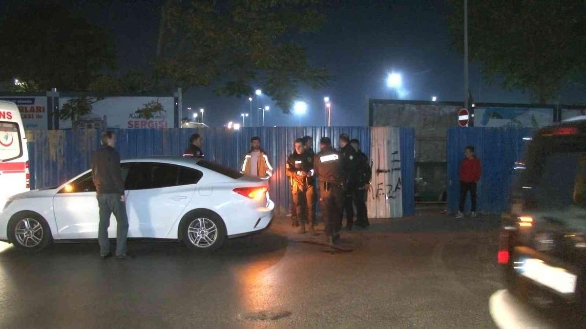 Fatih&rsquo;te bir kişi şantiye bariyerlerinin arkasında &ouml;l&uuml; bulundu